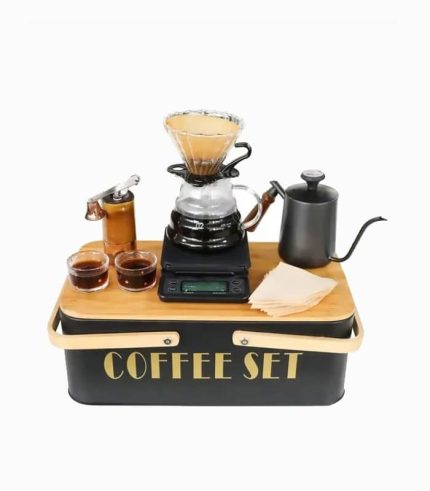 ست قهوه‌ساز پرتابل همه‌کاره با کتری، آسیاب، سرور، دریپر، فیلتر و ترازو در جعبه فلزی